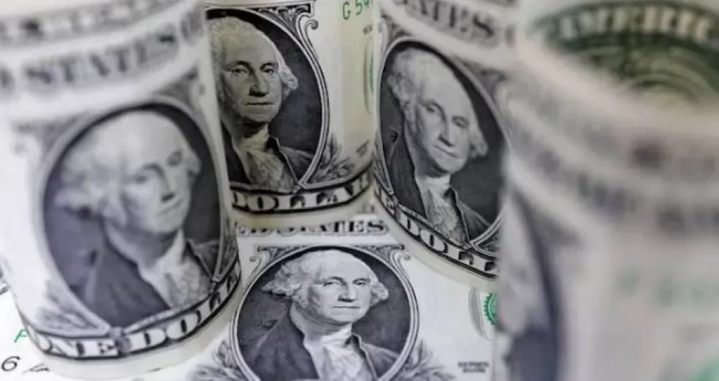 الدولار يحافظ على مكاسبه بدعم رهانات رفع الفائدة الأميركية